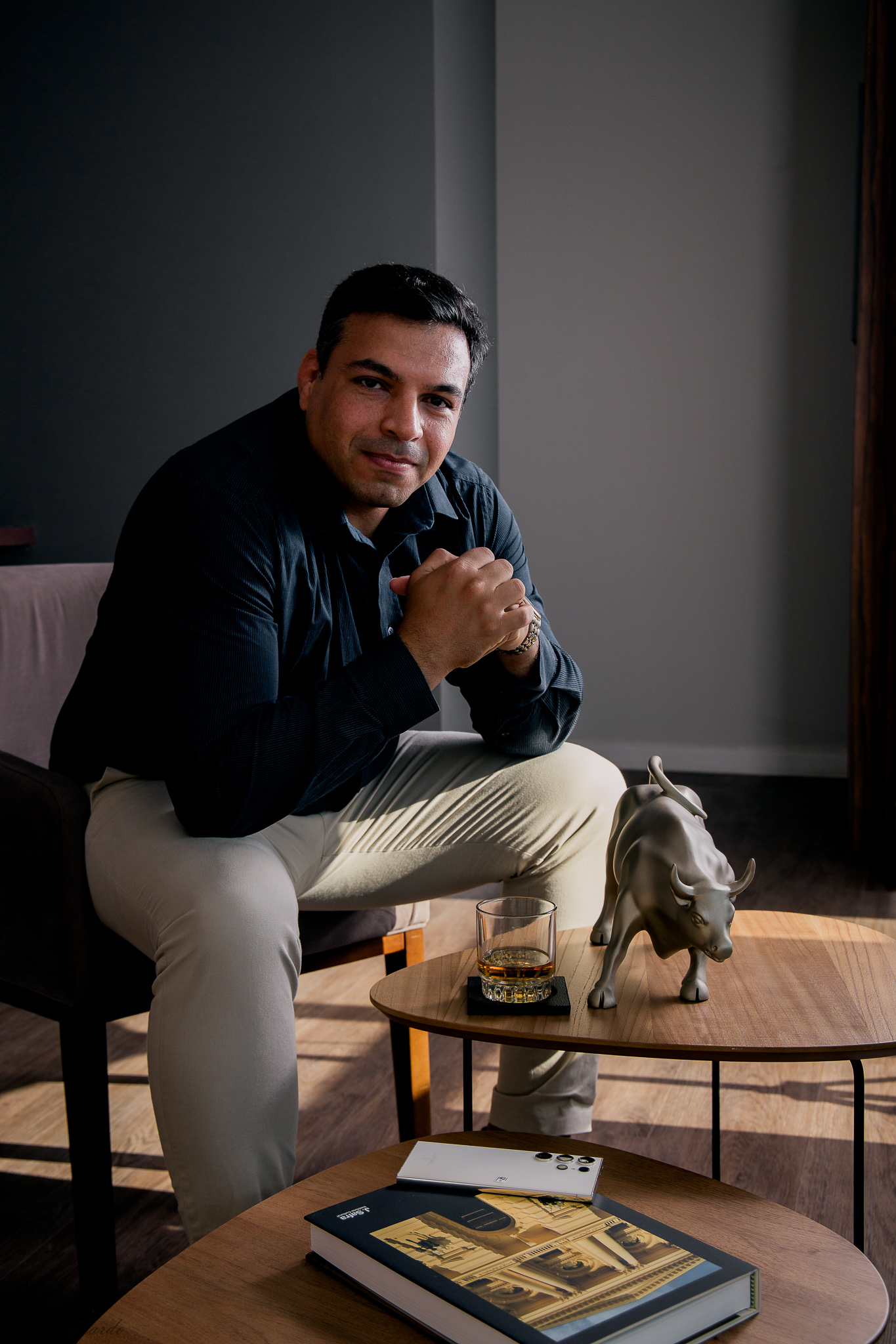foto do carlos sentado